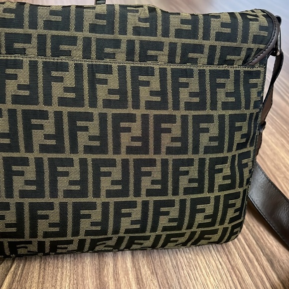 A159- ๐ฏ % authentic Fendi crossbody bag - Picture 8 of 16